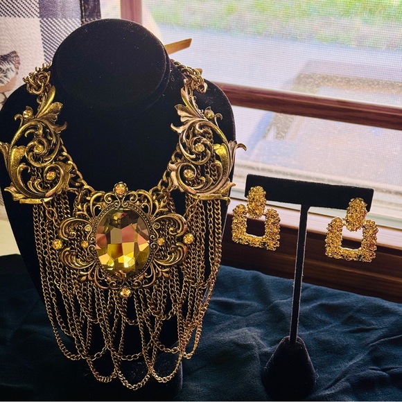 NWOT STUNNING GOLD PLATED STATEMENT NECKLACE with earrings included - Picture 9 of 9